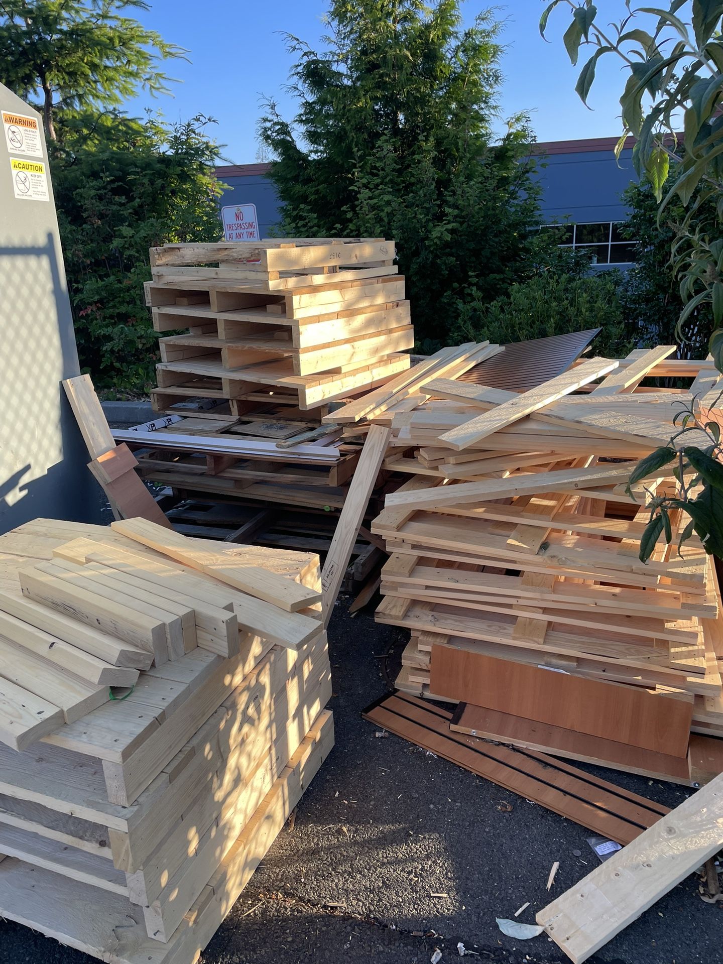 Shipping Pallets & Crates