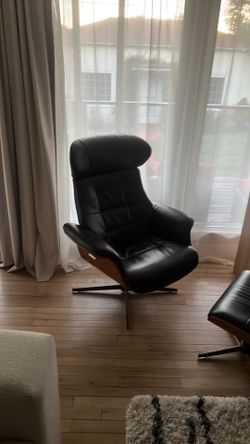 Leather chair w ottoman