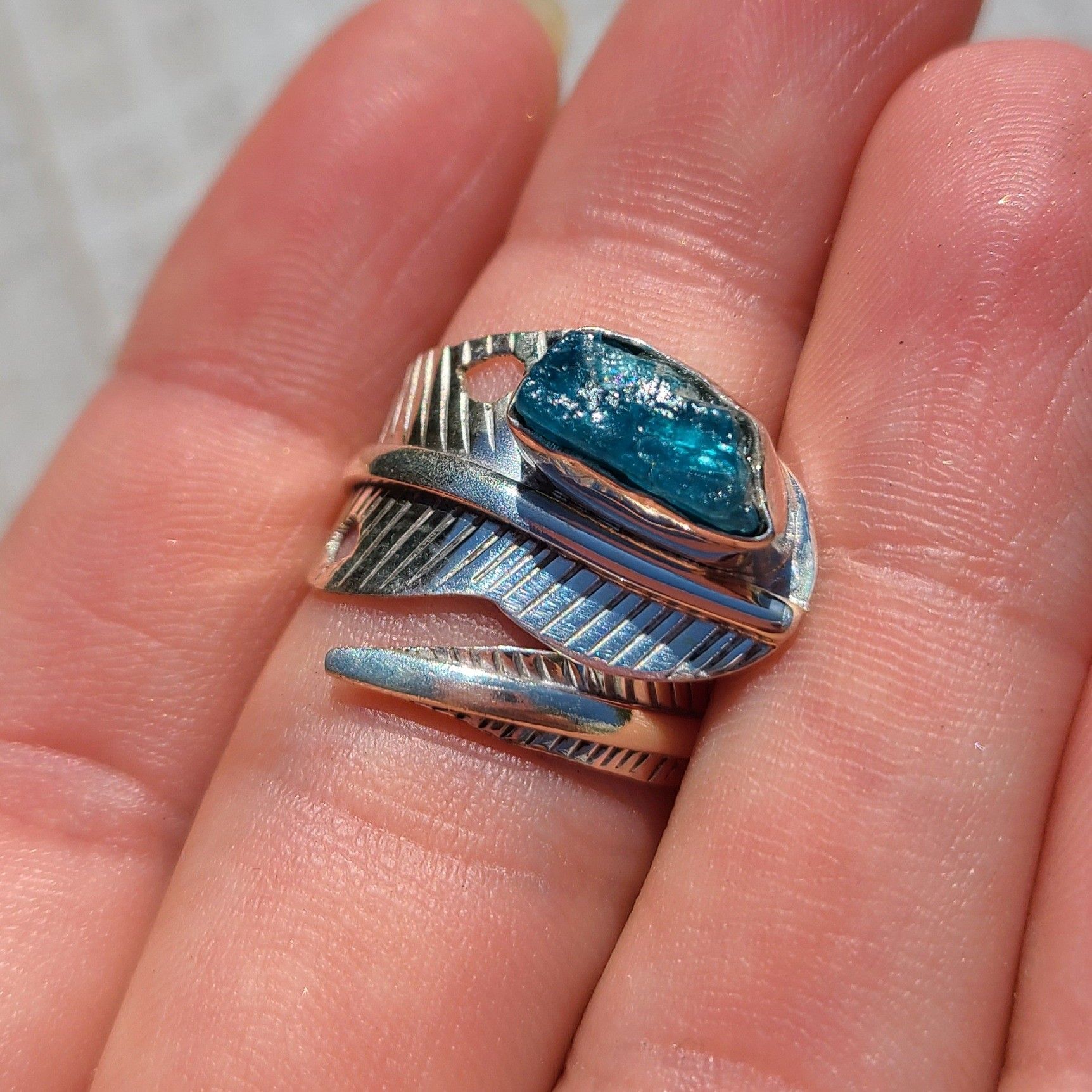 Eagle Feather - Neon Blue Apatite - Madagascar 925 Ring