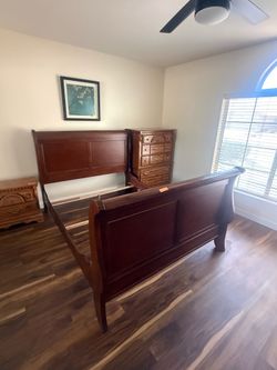 Sleigh bed