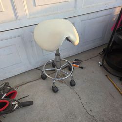 Saddle stool