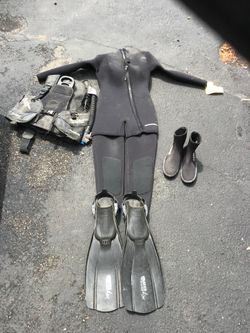 M/l wet suit flippers wet shoes and vest to hold tank