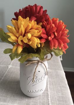 Distressed mason jar vase with silk flowers included! You pick the jar/flower color!