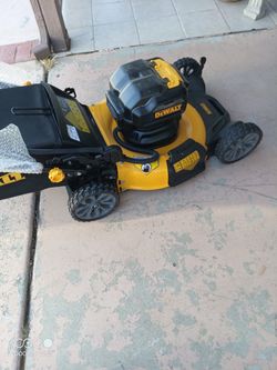 DEWALT Cordless Self-Propelled Lawn Mower