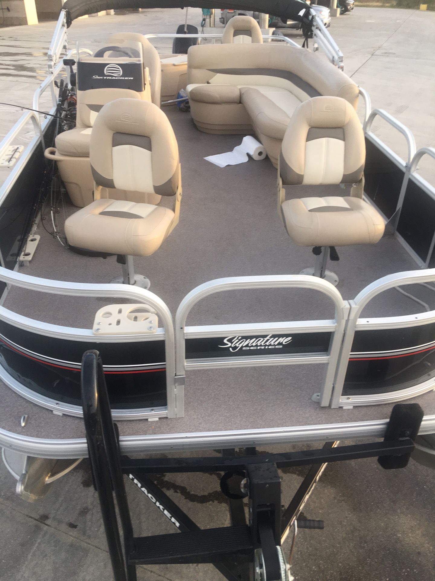 2016 Sun tracker pontoon boat 18 Dlx