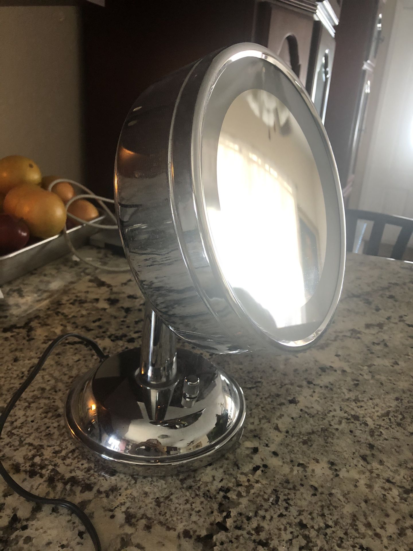 Magnifying vanity mirror