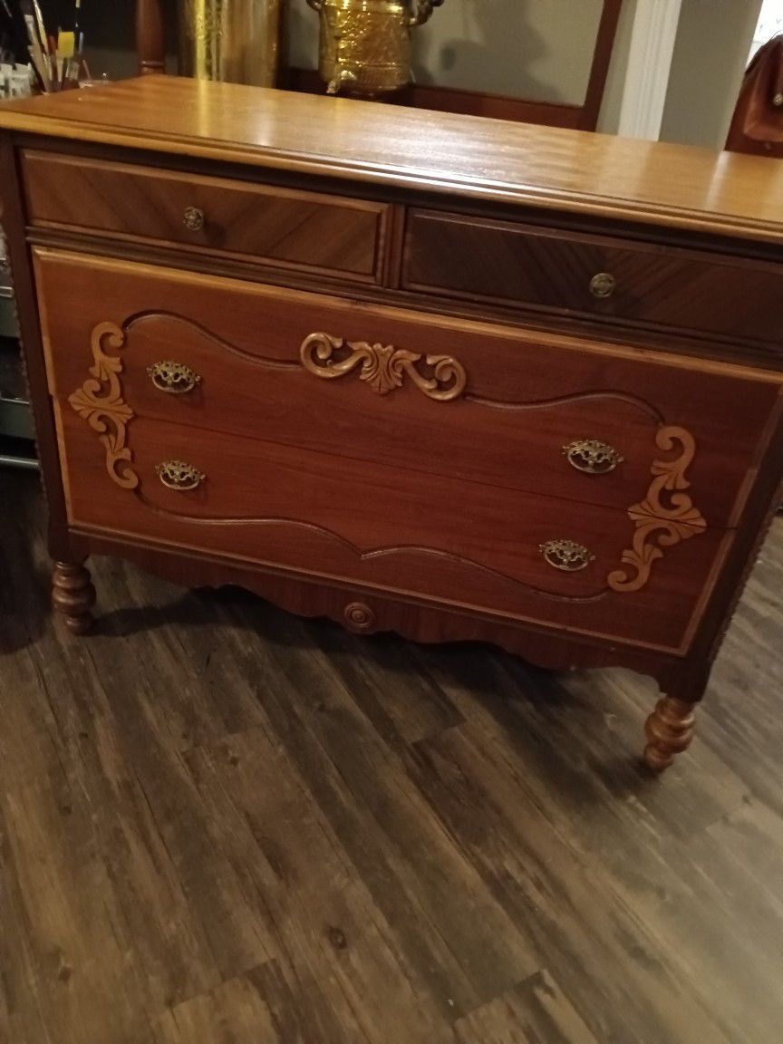 Knox MFG Antique Dresser