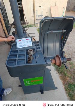 Bosch TC 220S Tire Changer & WBE 4100 Balancer