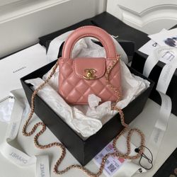 A classic versatile bag for women