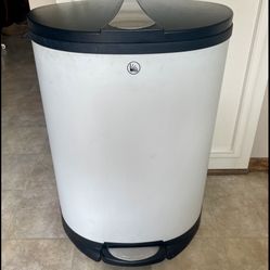 Large Heavy Duty Trash Can With Removable Bucket And Soft Close Lid 