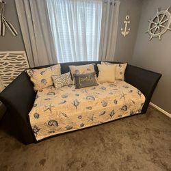 Like New Trundle Bed