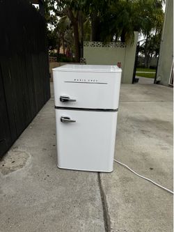 White Manic Chef mini fridge