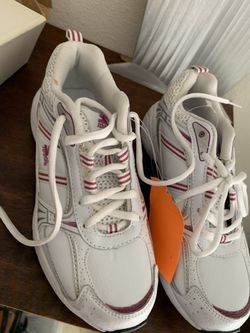 Sneaks women’s size 7