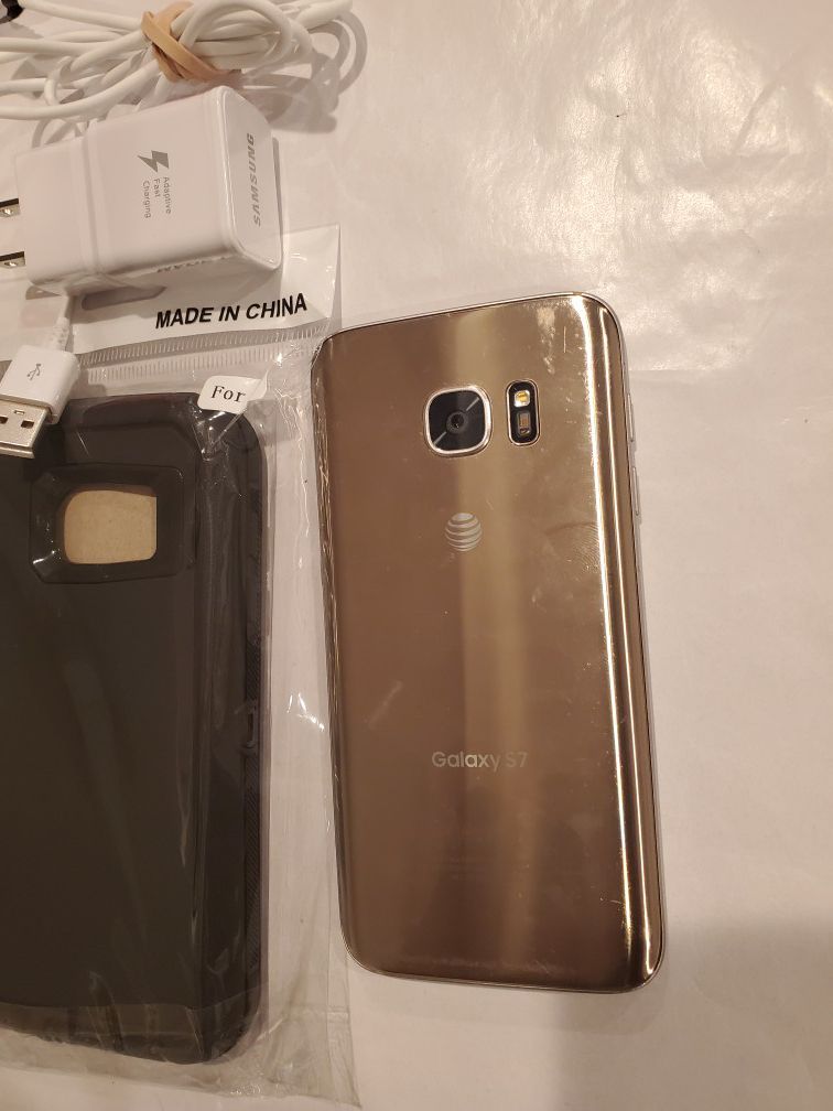 Samsung Galaxy S7 32G Unlocked + Phone Case + Charger