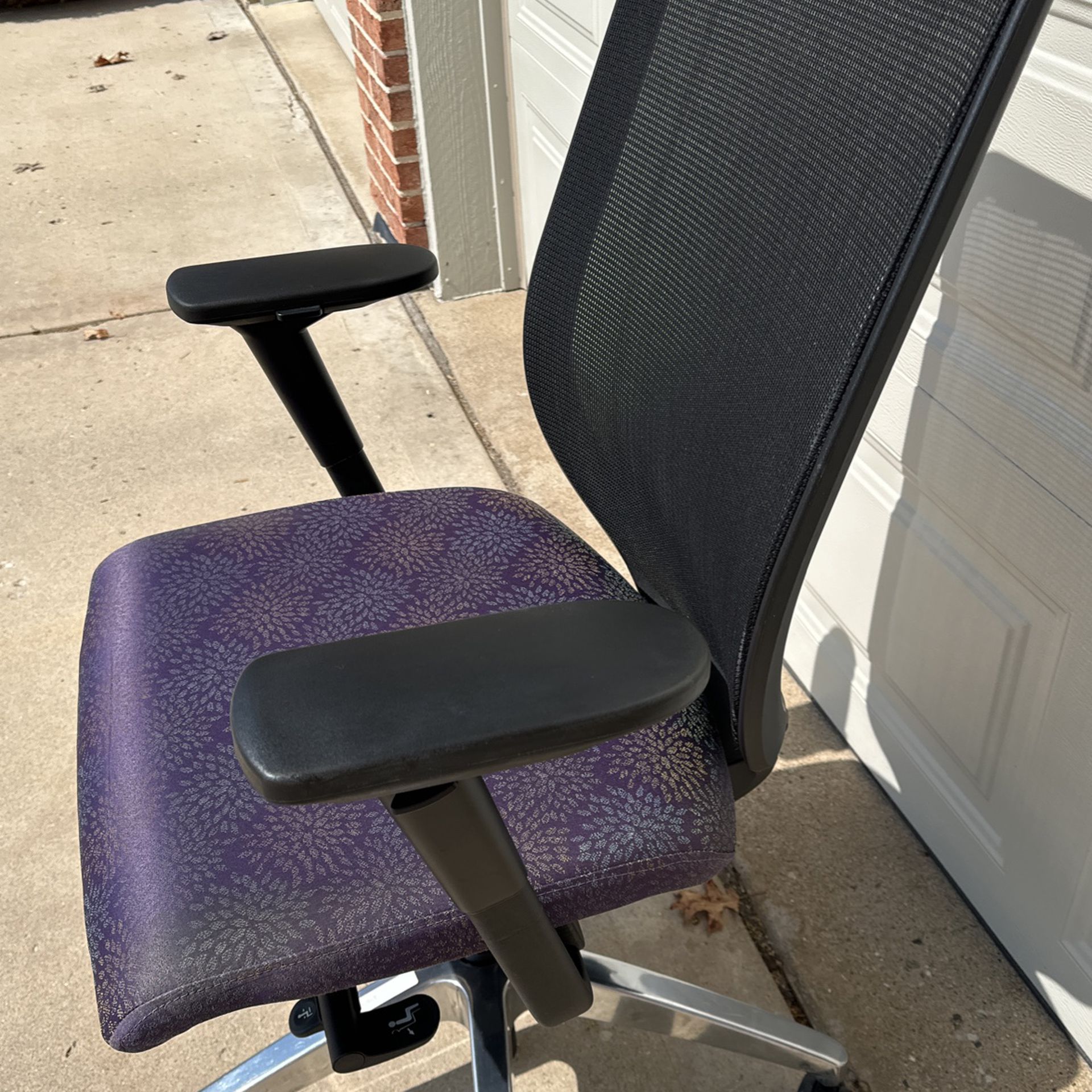 Desk chair with wheels