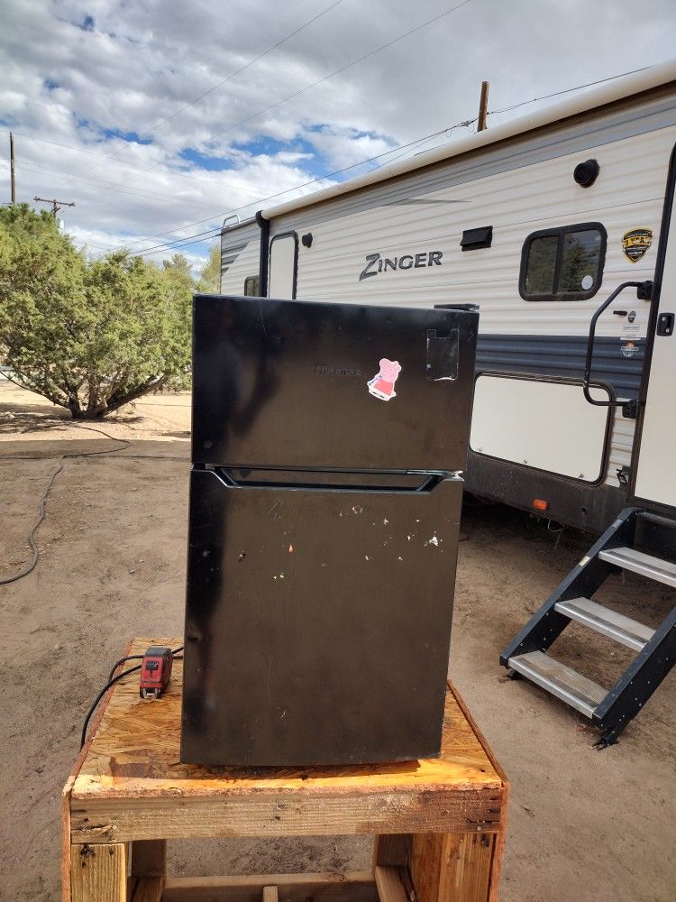 Hisense Mini Fridge W/ Freezer 90$ OBO