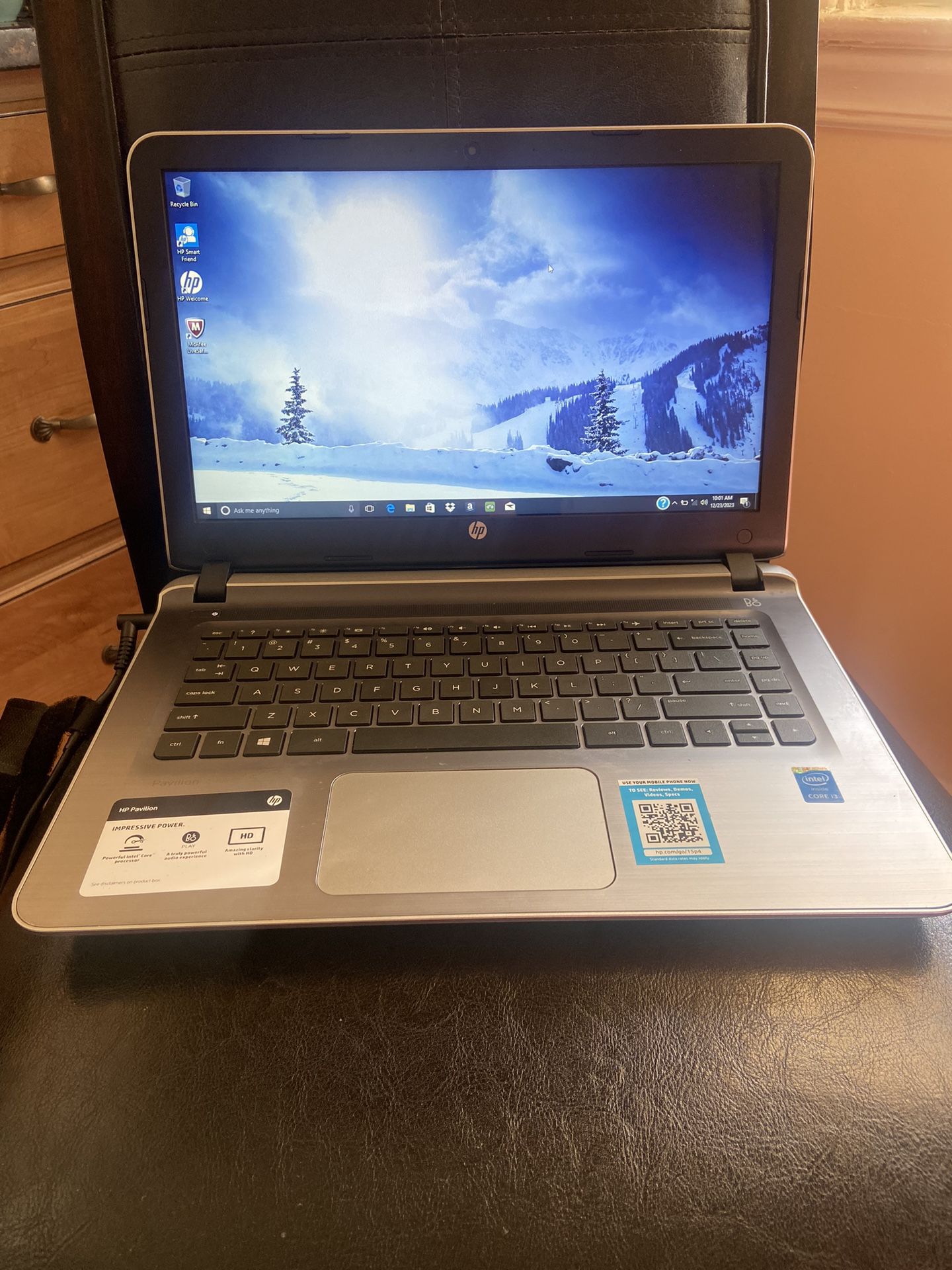 HP Laptop Computer- Windows 10. Only works when plugged in. Comes with charger.