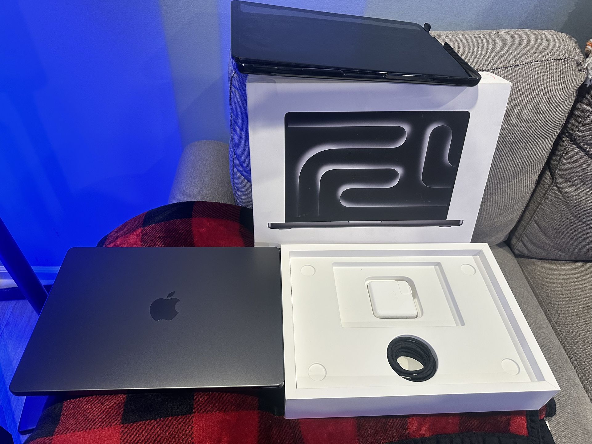 Apple - MacBook Pro 14" Laptop - M3 Pro chip - 18GB Memory - 14-core GPU - 512GB SSD - Space Black