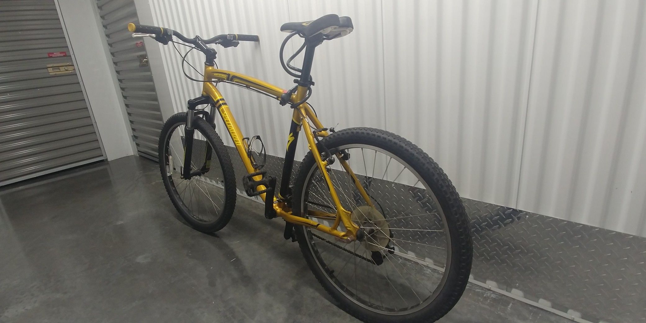 Specialized hardrock black outlet and gold