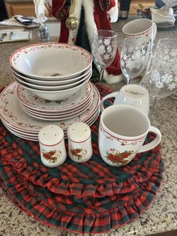 26 Piece Christmas Dishes Set