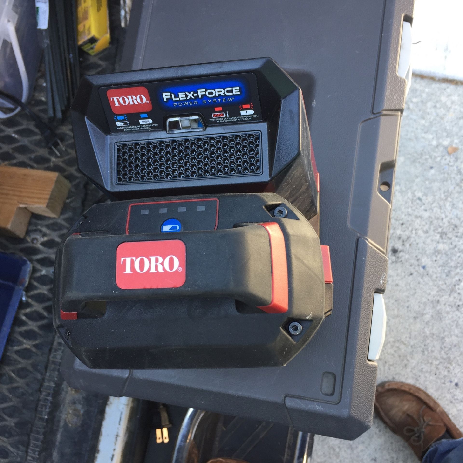Brand New Toro 60 Volt 2.5 Amp Battery And Charger