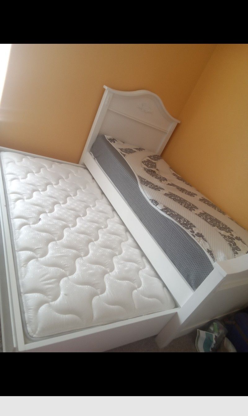 White Solid Wood Slated Trundle Bed Set