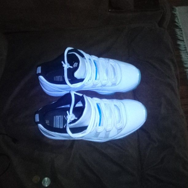 Jordan 11 low White N blue size 8.5