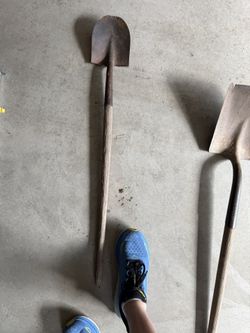 SMALL SHOVEL GOOD FOR DITCH OR BEACH