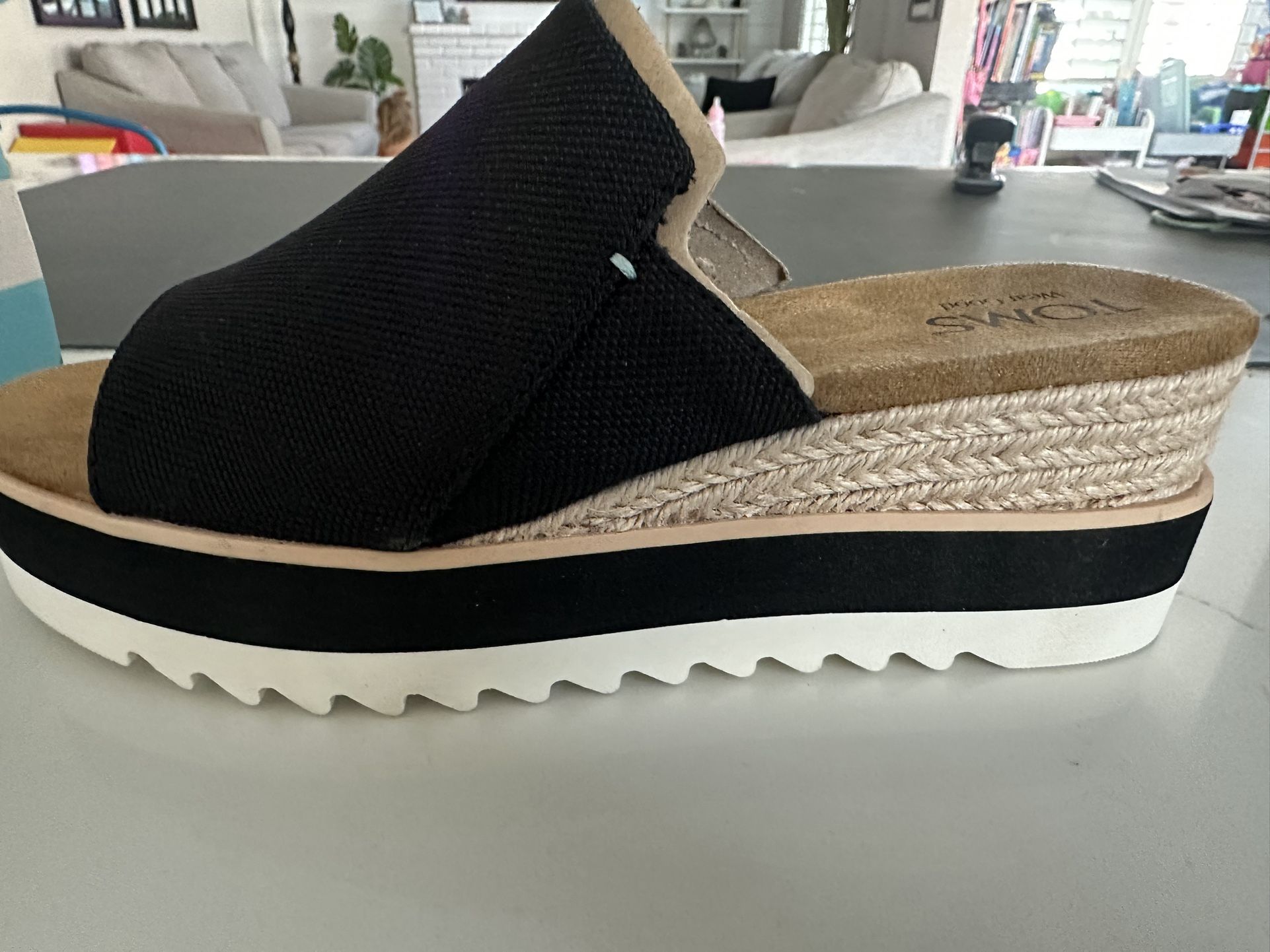 Tom’s Wedge Sandal Size:7.5