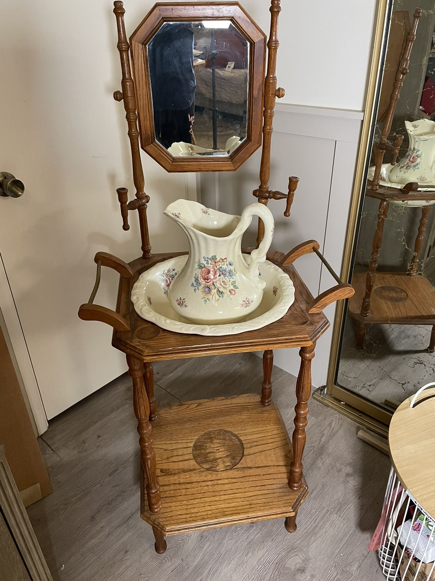 Antique Wash / Shaving Station