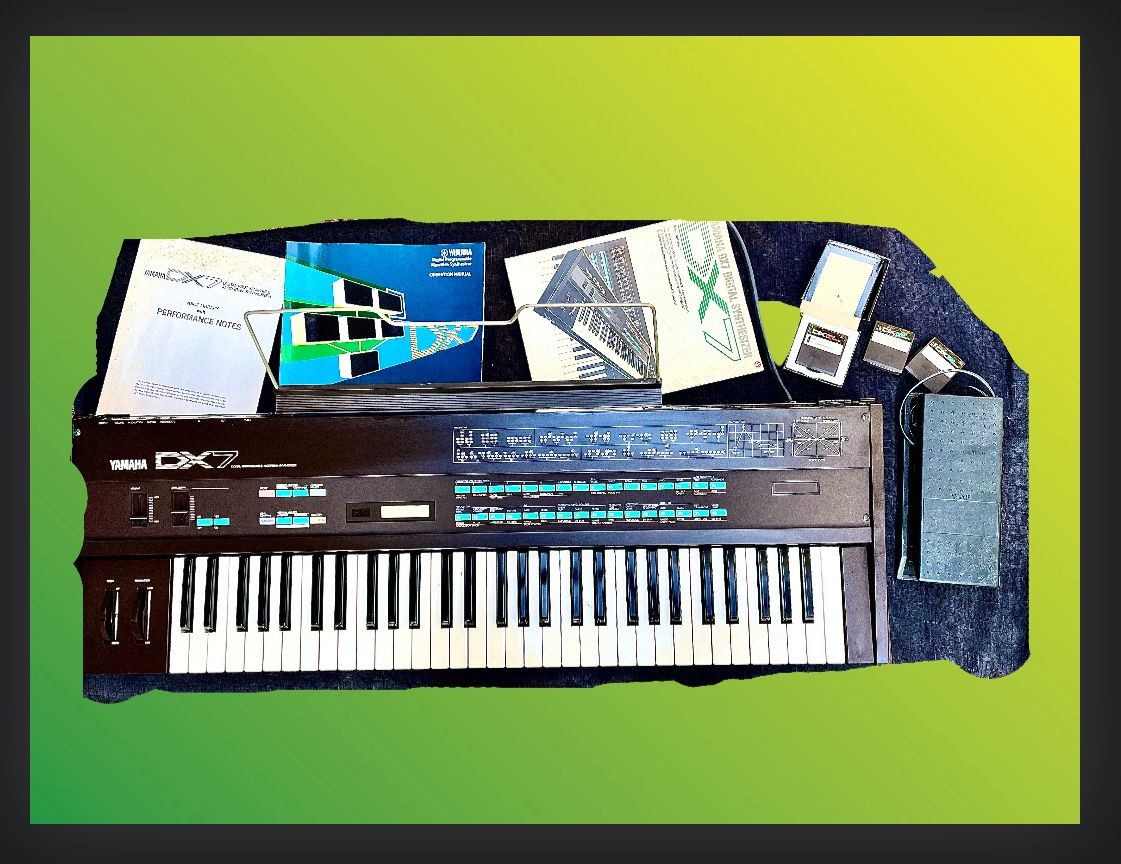 YAMAHA DX-7 KEYBOARD/SYNTHESIZER