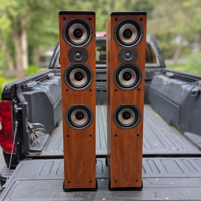 Polk TSi400 Tower Speakers In Like New Condition  But