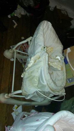 Gold tone bassinet