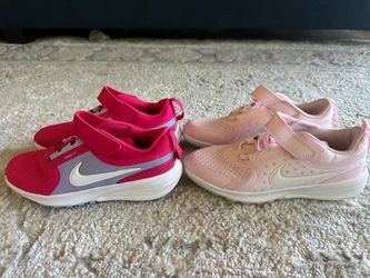 NEW NIKE GIRLS SNEAKERS
