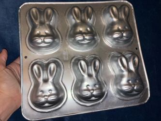 Like new. Wilton mini cake pan. Used once