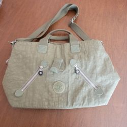 Kipling Gray Travel Bag Tote Carry on Shoulder. Pre-owned, perfect 
shape. Please see the photos. It is 19x11.5x8. Very handy, zipped 
closure, 