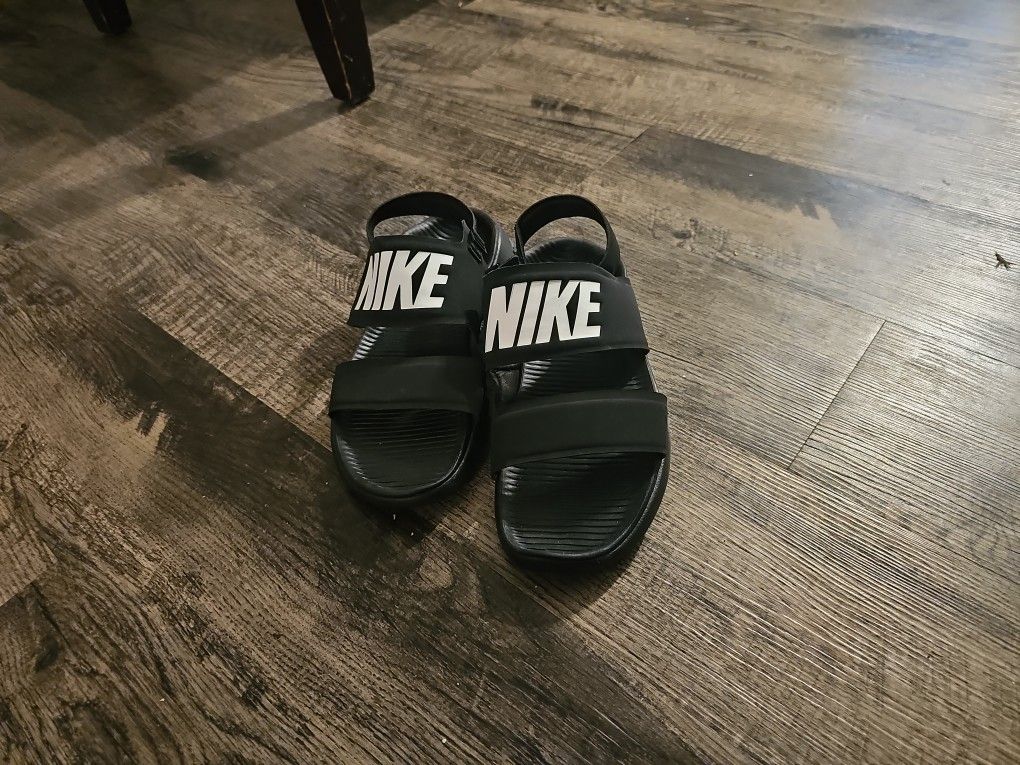 Size 9 Nike Memory Foam Sandals