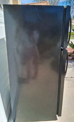 Black Frigidaire Refrigerator ⚫️.