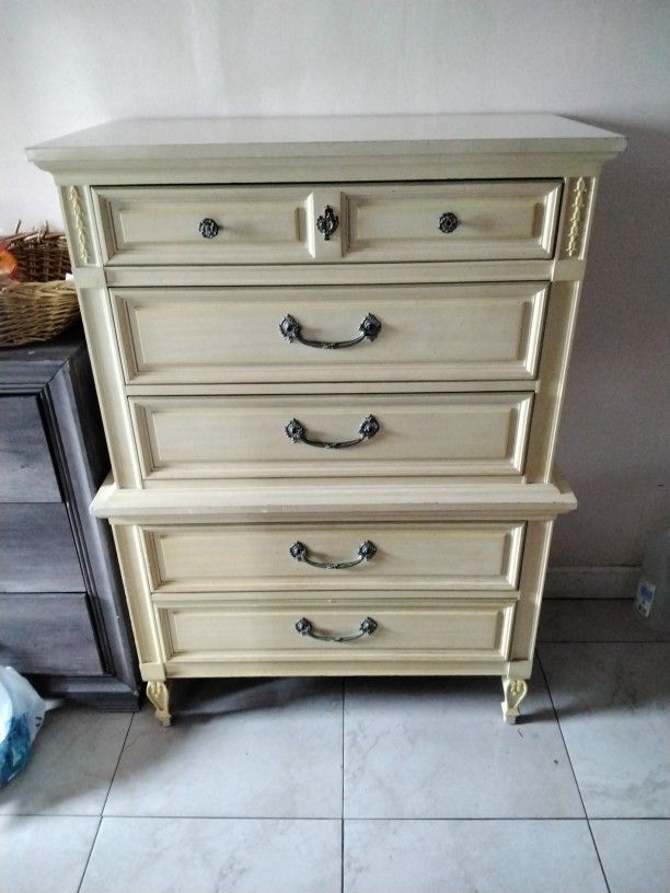 Vintage Dixie Furniture Company French Style Provincial 5 Drawer's Dresser.