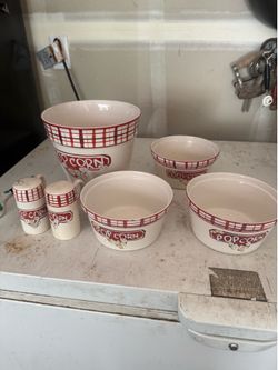 Popcorn bowl set with seasoning shakers