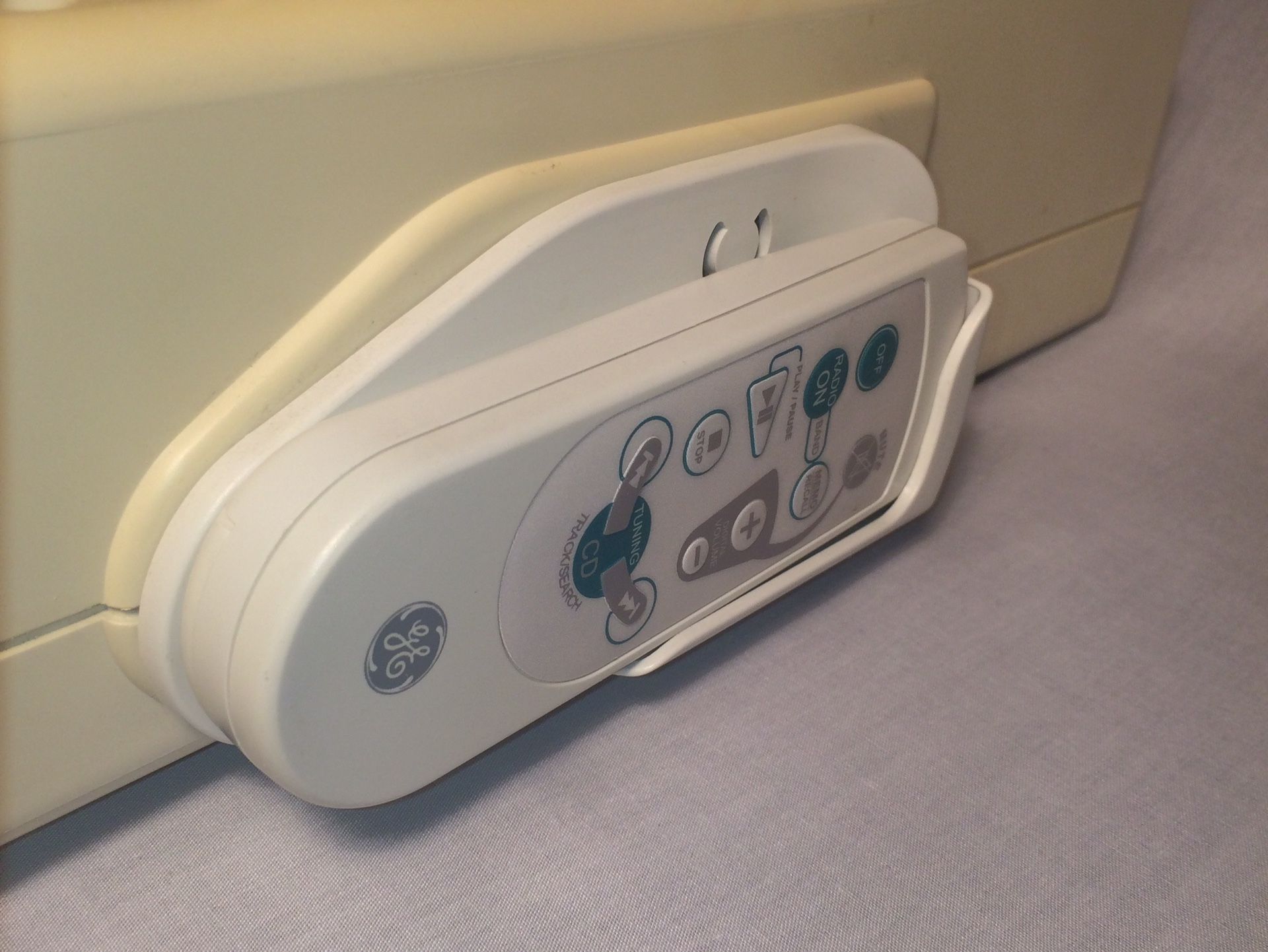 GE Spacemaker 75290 under CD player / radio w/light for Sale