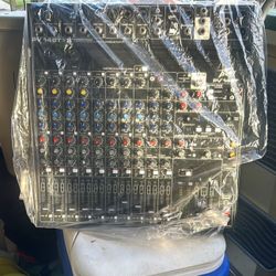 Dj Setup With Peavey 14bt Keyboard Controller & 2 Eons 615 Jbl Speakers 