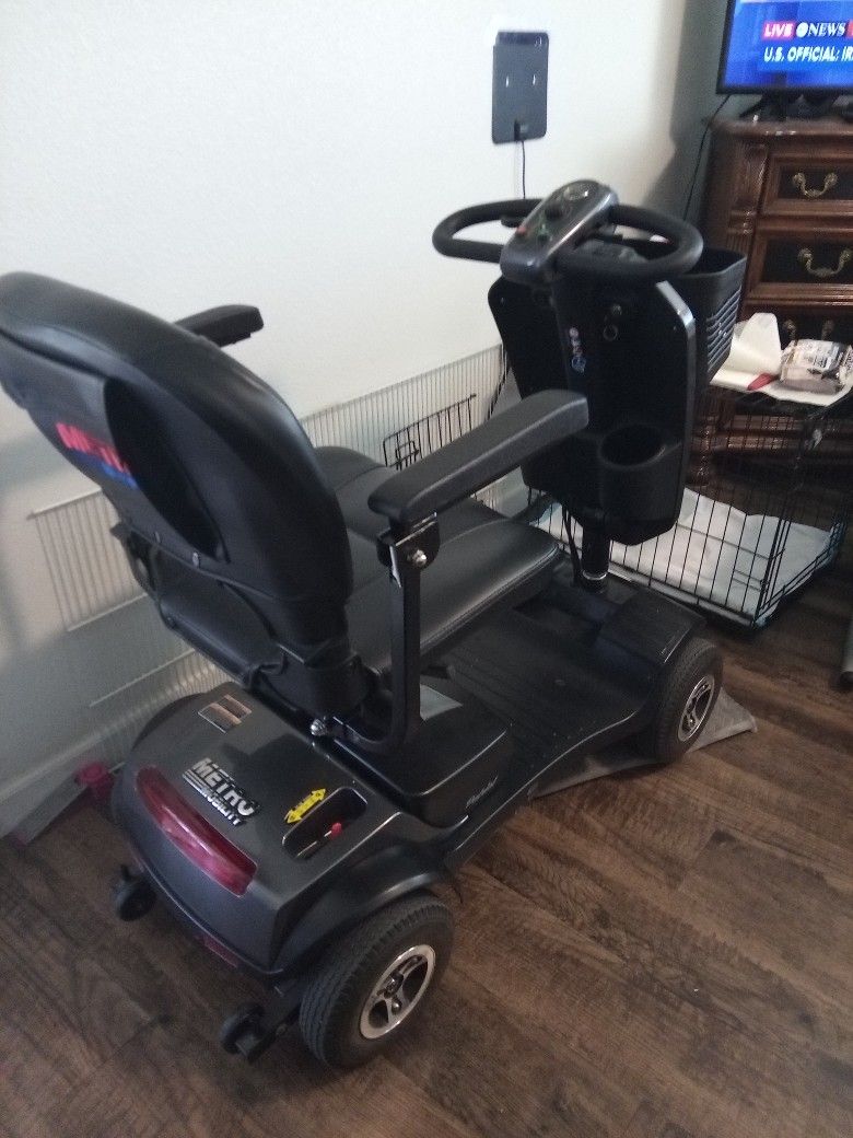 Metro Mobility Patriot. Scooter