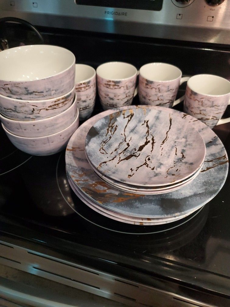 Dinnerware 16 Piece. Like New!
