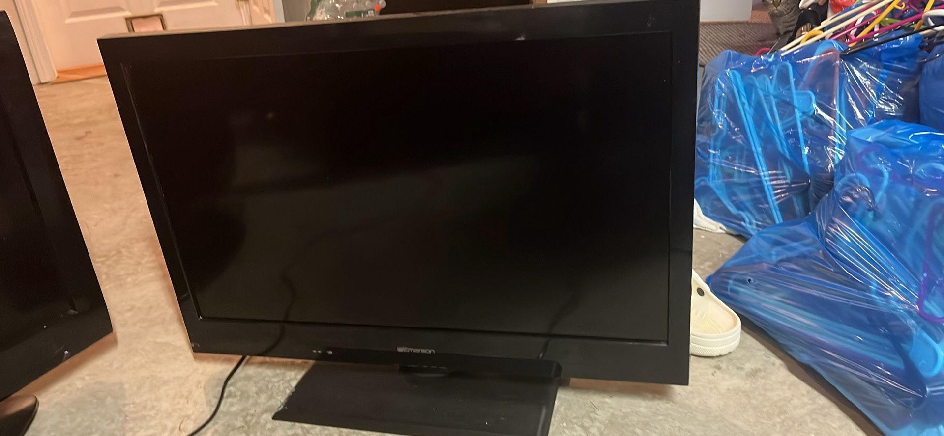 4 DIFFERENT TVS LMK