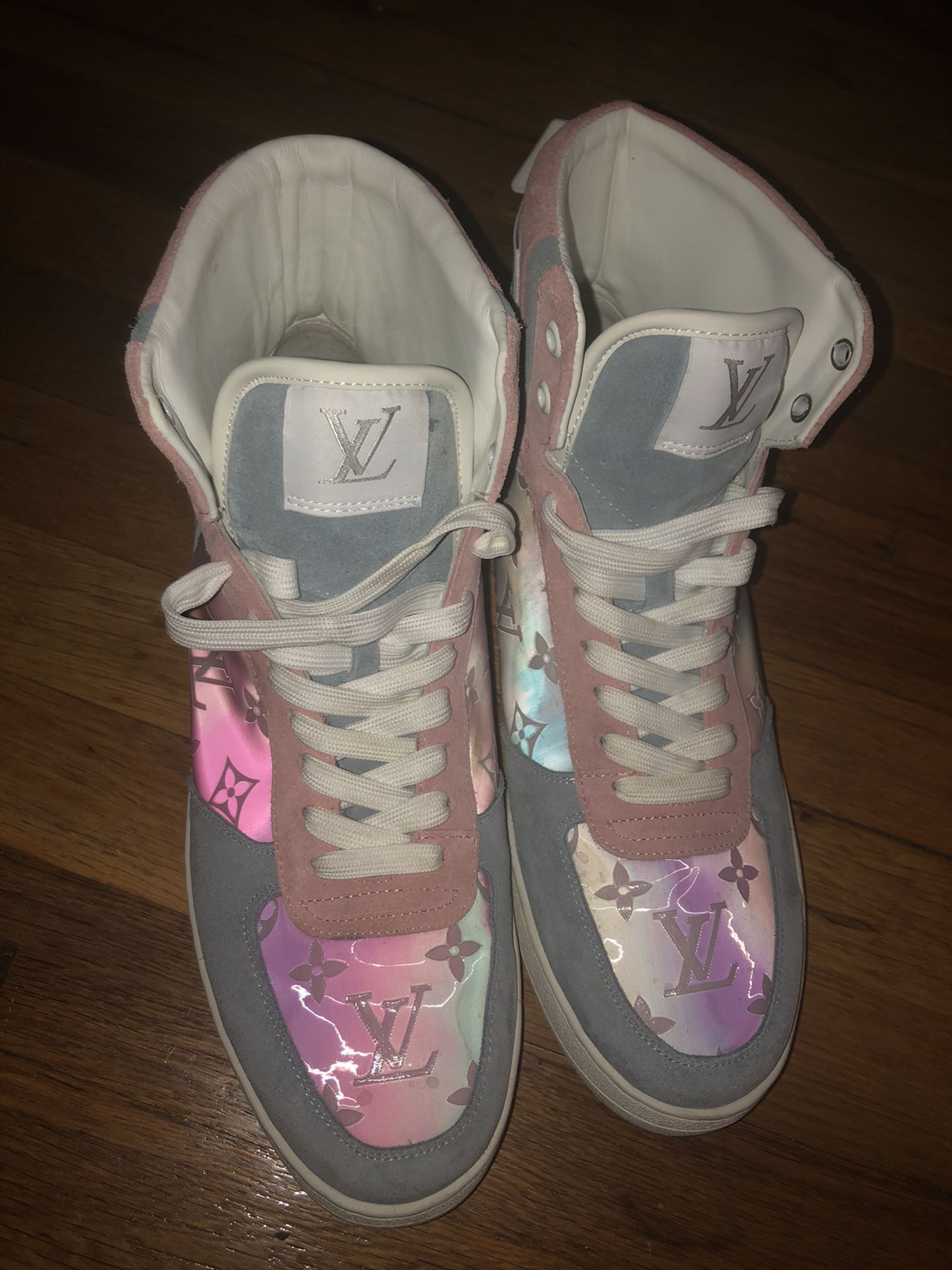 Louis Vuitton Men's Hologram Size 10 for Sale in Freeport, NY - OfferUp
