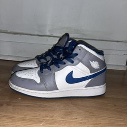Air Jordan 1 Mid True Blue Size 6/5 In Boys