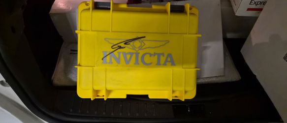 Invicta 8 Slot Dive Case Autographed