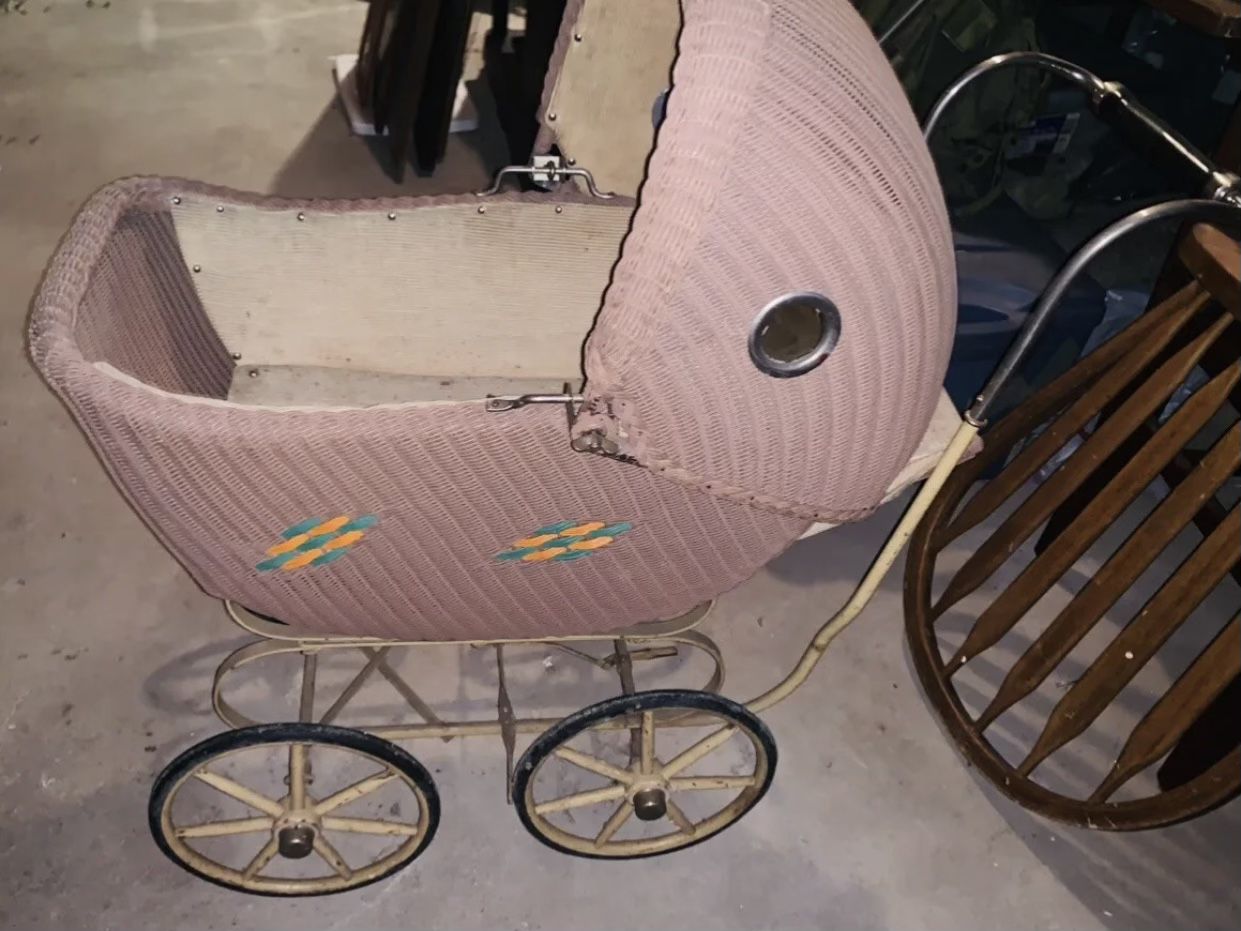 Antique & Beautiful Tan/Brown Wicker 4-Wheeled  Victorian Baby /Doll Pram Buggy Carriage Stroller With Intricate Detail! Works Well!  