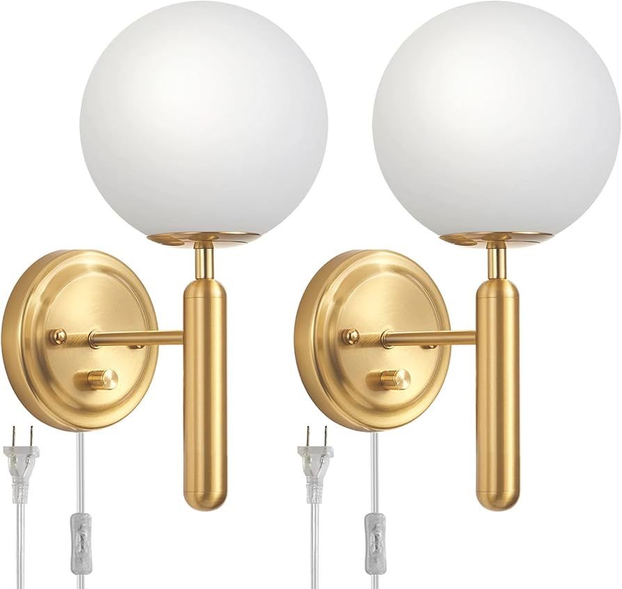 Set of 2 adjustable wall sconces with milky glass globe Shake Juego de 2 apliques de pared ajustables con pantalla esférica de vidrio opalino.